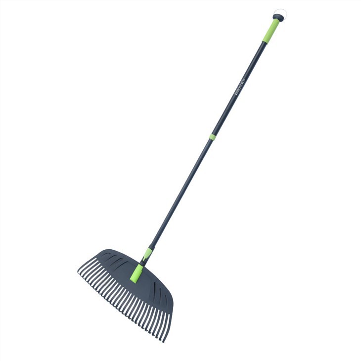 أشعل النار في الأوراق البلاستيكية الكبيرة